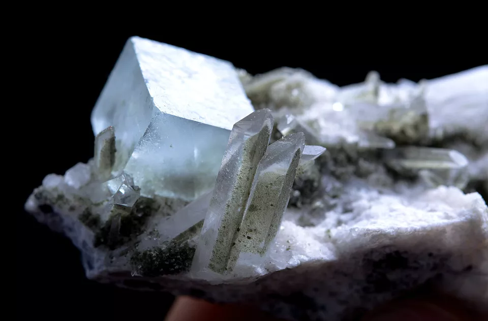 67g Natural Transparent Fluorite & Crystal Mineral Specimen /Yaogangxian China