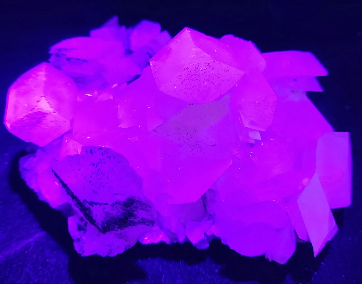 412g New Varieties Natural Fluorescent ''Benz'' Calcite Mineral Specimen/China