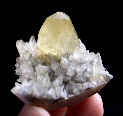 31.g Natural Perfect Dipyramidal Yellow Calcite CLUSTER Mineral Specimen/China