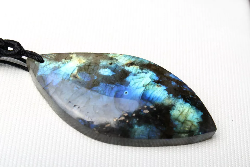 Beautiful Natural Labradorite Blue Light Gemstone Woman Healing Pendant 16.1g