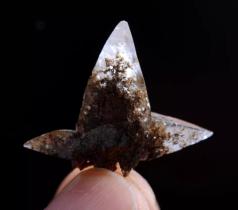 1.6g Newly Natural Swallow-Tail Twin Crystal Calcite Mineral Specimen / China