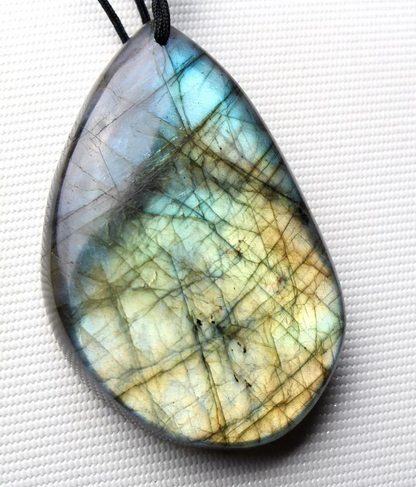 Beautiful Natural Labradorite Blue Light Gemstone  Healing Pendant 23.3g