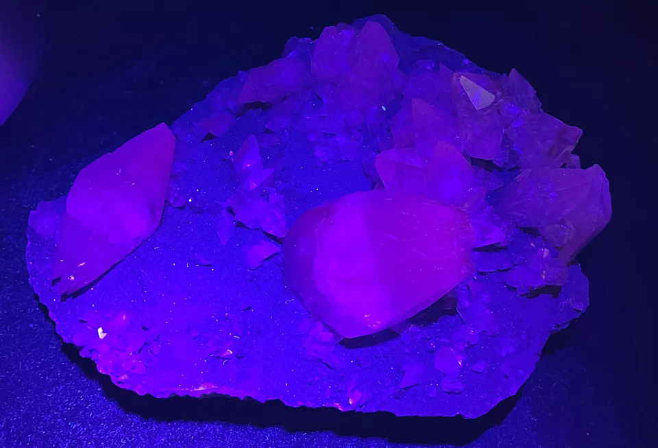 659g Natural Complete Calcite Pink Fluorescent Cluster Mineral Specimen/Hubei