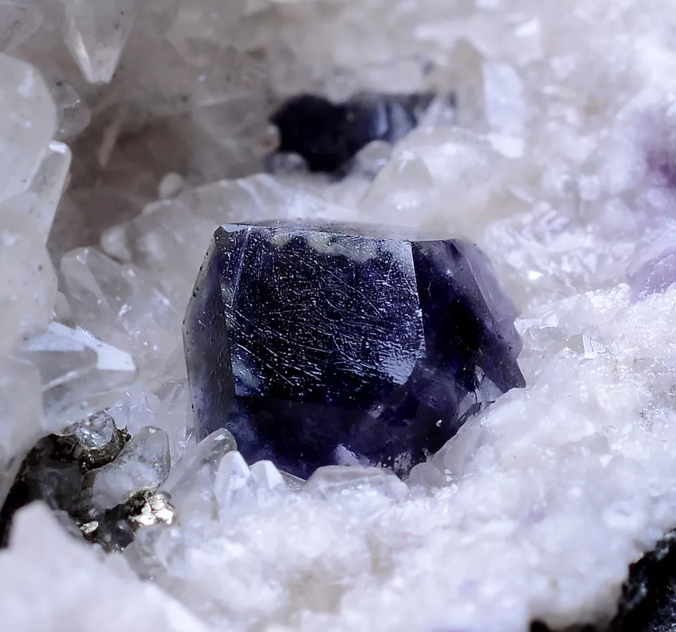 China / Newly DISCOVERED RARE PURPLE FLUORITE CRYSTAL MINERAL SPECIMEN  86.75g