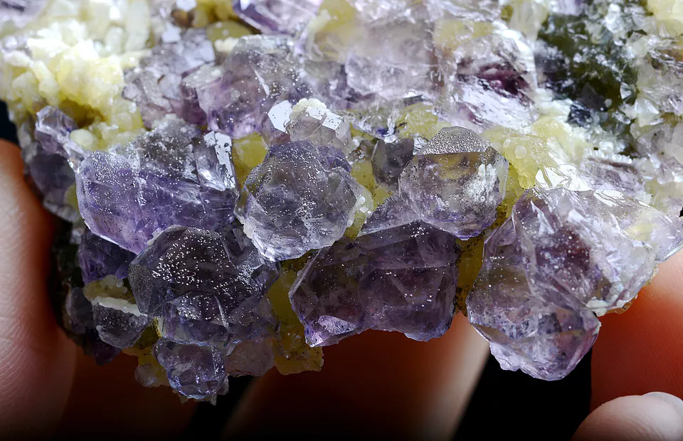 62.g Natural Octahedron Purple FLUORITE Pyrite Mineral Specimen/Inner Mongolia