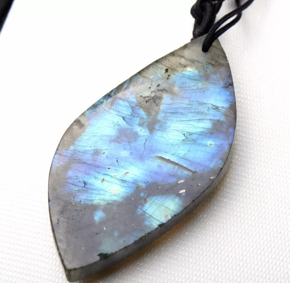 Beautiful Natural Labradorite Blue Light Gemstone Woman Healing Pendant 16.1g