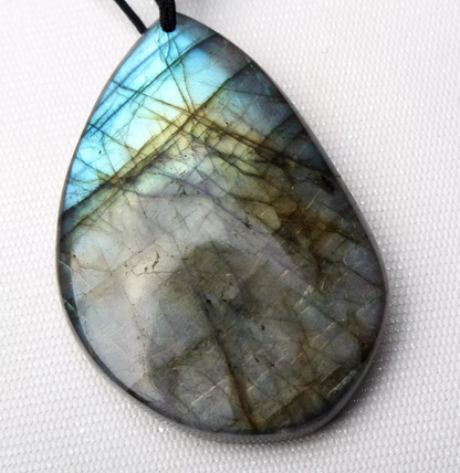 Beautiful Natural Labradorite Blue Light Gemstone  Healing Pendant 23.3g