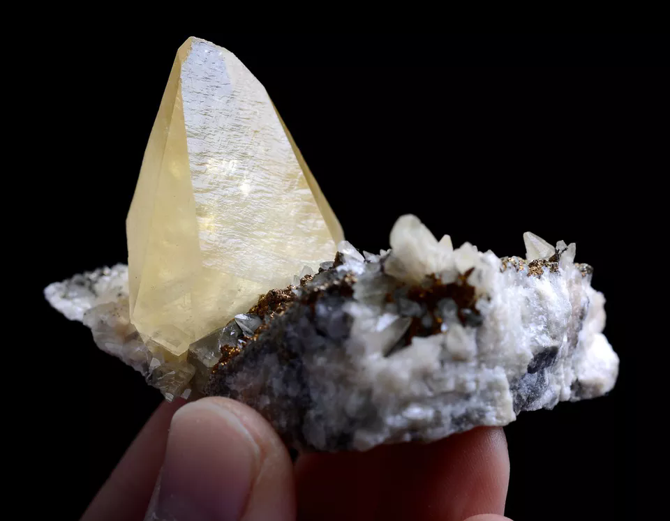 69.g Natural Perfect Dipyramidal Yellow Calcite Pyrite Mineral Specimen/China