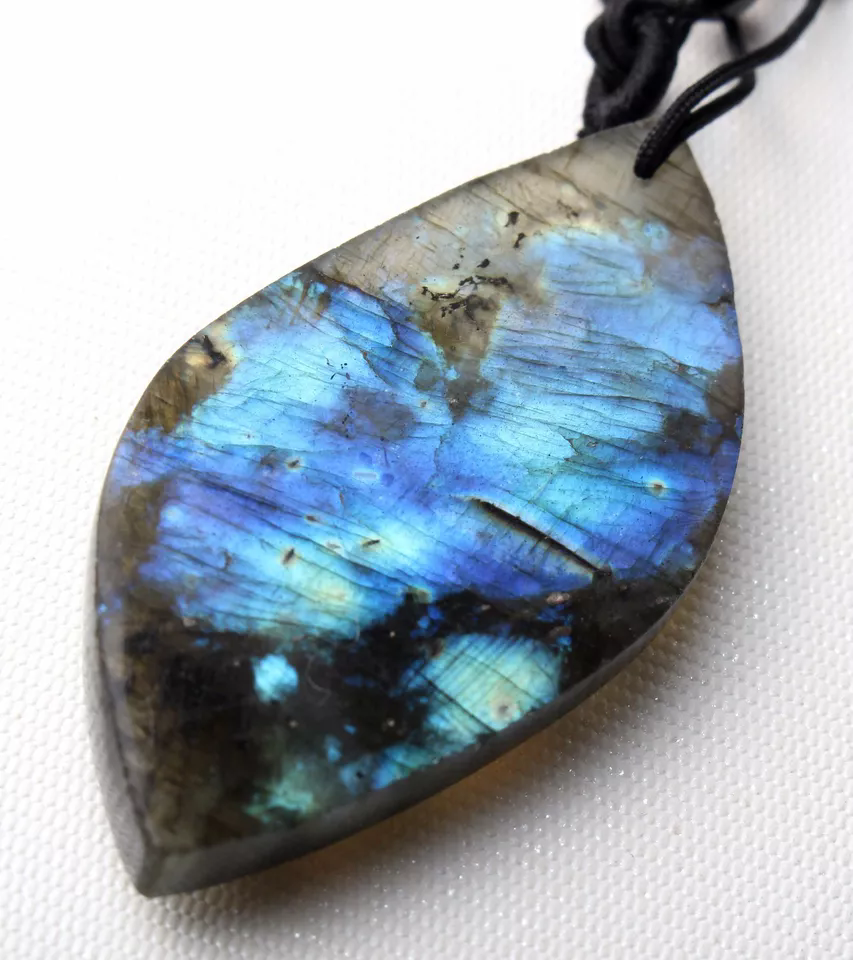 Beautiful Natural Labradorite Blue Light Gemstone Woman Healing Pendant 16.1g