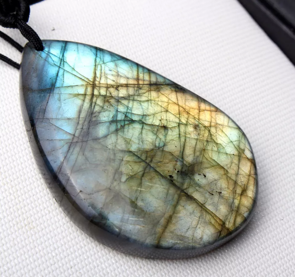 Beautiful Natural Labradorite Blue Light Gemstone  Healing Pendant 23.3g