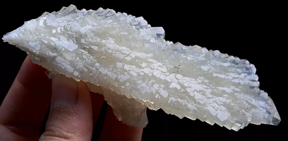 104.6g Natural Complete White Calcite “Angel Wings” Crystal Mineral  Specimen