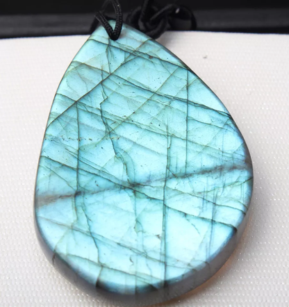 Beautiful Natural Labradorite Blue Light Gemstone  Healing Pendant 23.3g