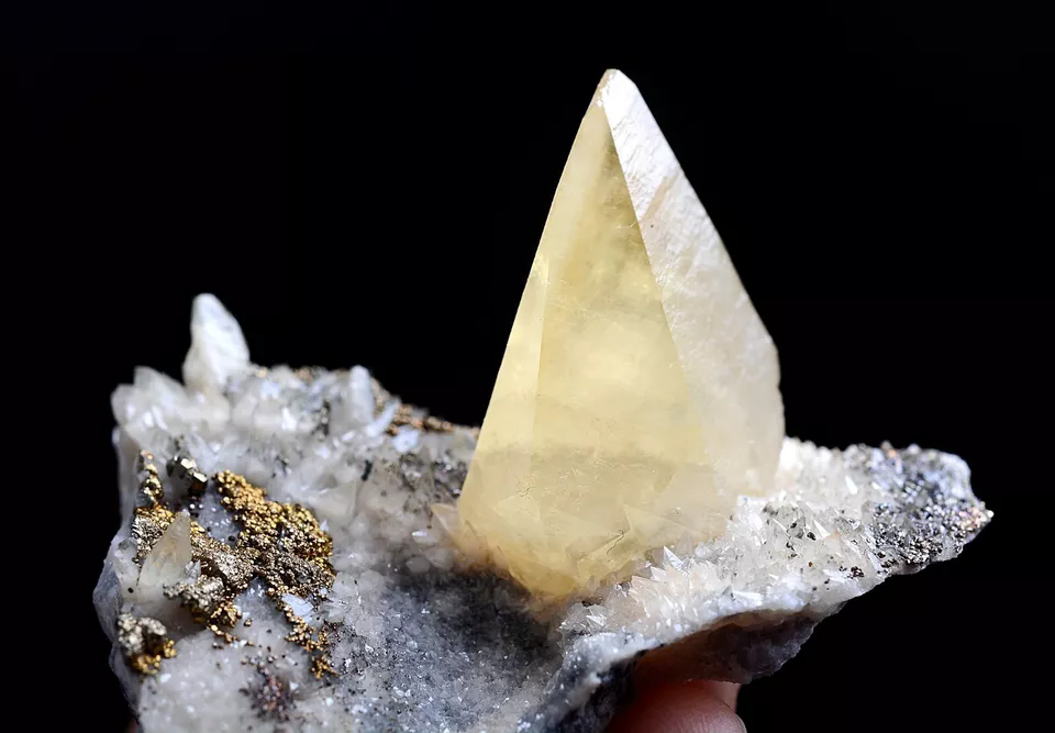 69.g Natural Perfect Dipyramidal Yellow Calcite Pyrite Mineral Specimen/China