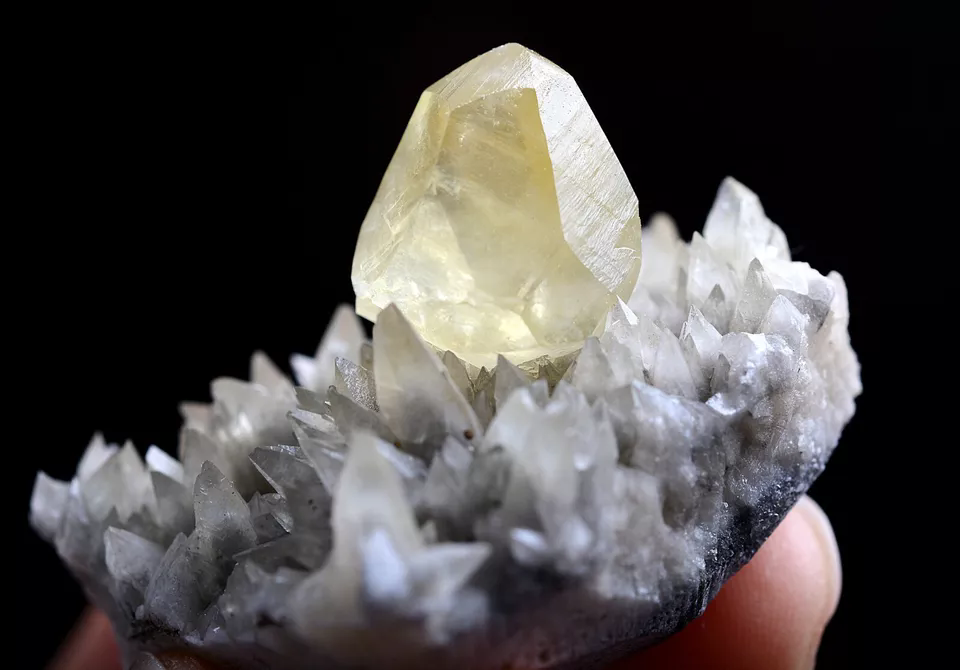 31.g Natural Perfect Dipyramidal Yellow Calcite CLUSTER Mineral Specimen/China