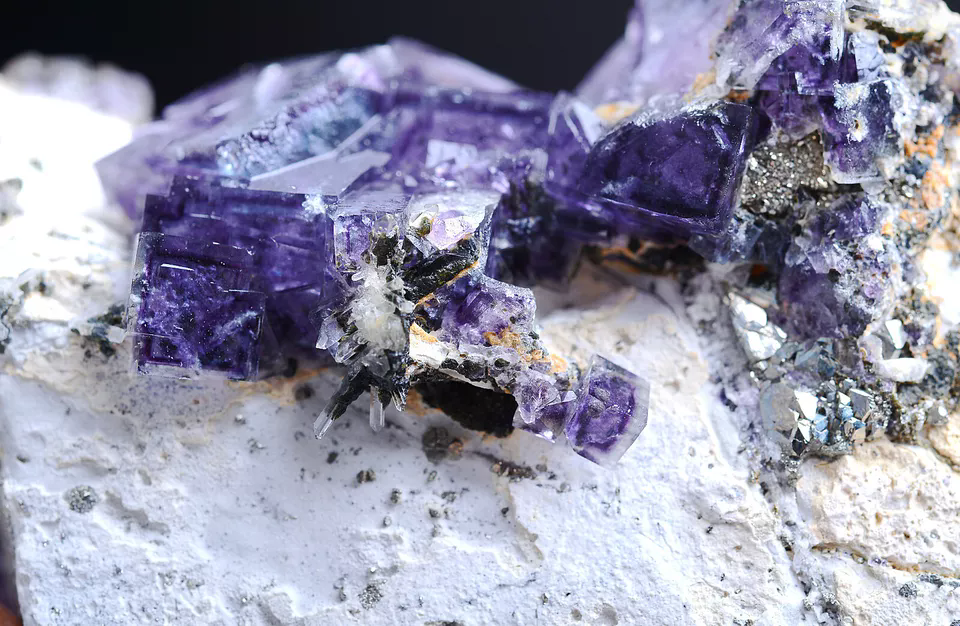 202.g Natural Window Purple Fluorite &Crystal Mineral Specimen/Yaogangxian China