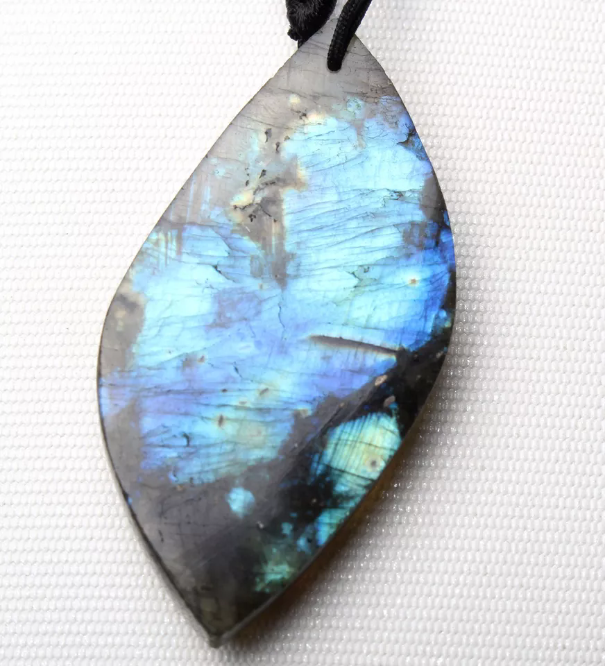 Beautiful Natural Labradorite Blue Light Gemstone Woman Healing Pendant 16.1g