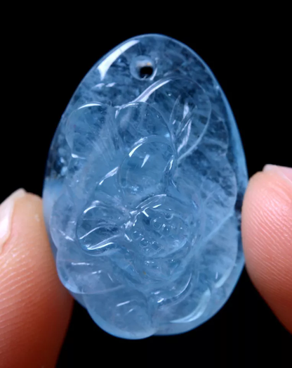 Beautiful Natural Ocean Blue Aquamarine Gemstone Woman Cure Pendant 25*17*11mm