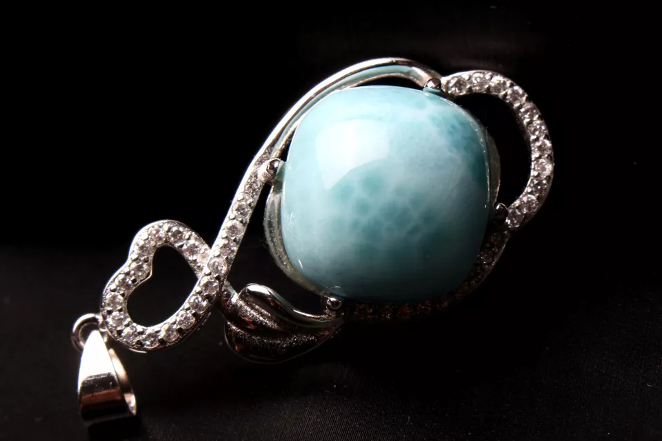 Beautiful Natural Blue Larimar Gemstone Woman Healing Pendant 18*18*10.5mm