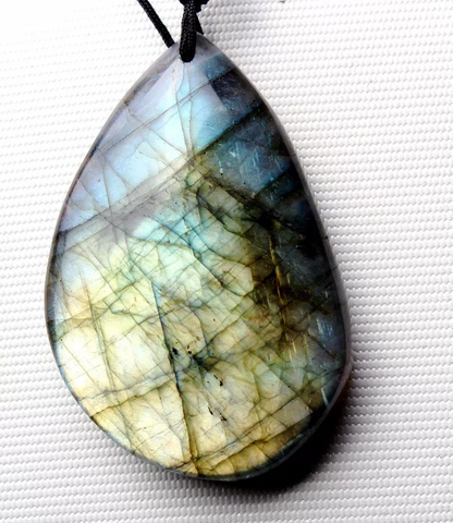 Beautiful Natural Labradorite Blue Light Gemstone  Healing Pendant 23.3g