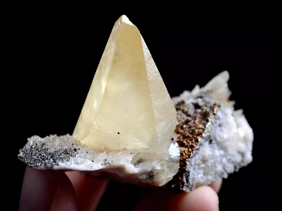 69.g Natural Perfect Dipyramidal Yellow Calcite Pyrite Mineral Specimen/China