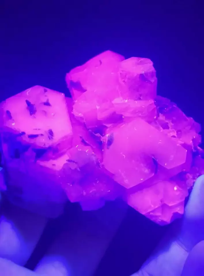 147g Natural Columnar Hexagon Pink Fluorescent Calcite mineral specimen/ China