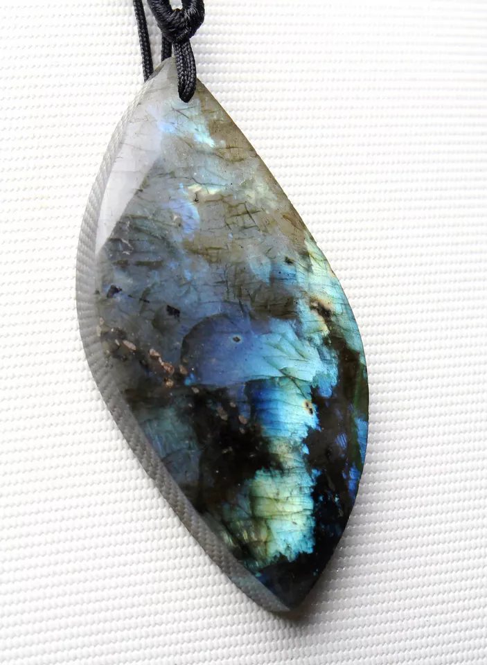 Beautiful Natural Labradorite Blue Light Gemstone Woman Healing Pendant 16.1g